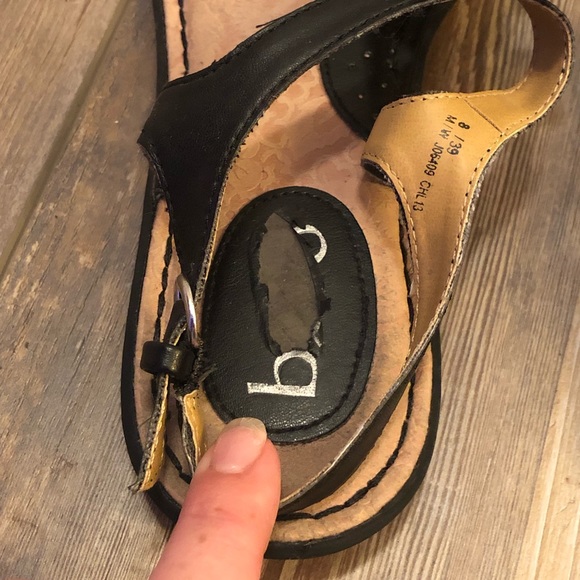 Used.  Sandals w/ adjustable buckle. - Picture 5 of 14